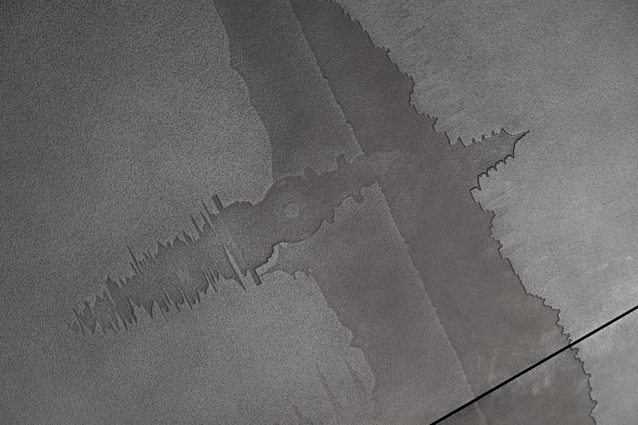 Sculpted relief and fine grain on an EPIN TOMCIM entrance surface
